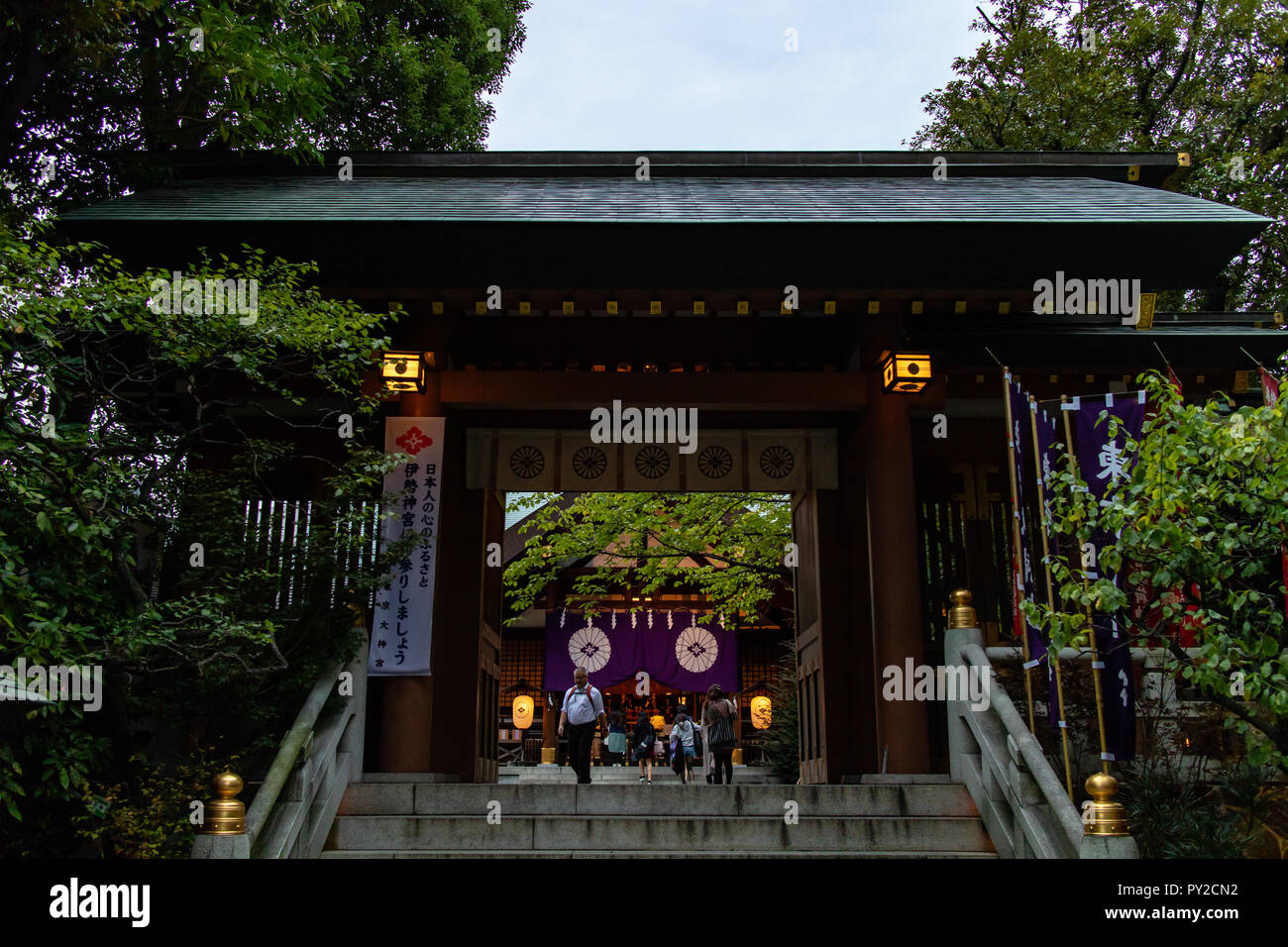Tokyo, Japon - 10/13/2016 : Les gens entrer et sortir de la porte d'un sanctuaire Shinto à Tokyo, Japon Banque D'Images