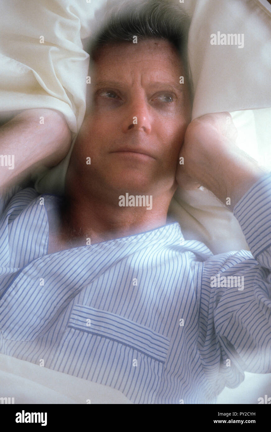 L'homme éveillé la nuit à essayer de dormir avec ronflement partenaire,USA Banque D'Images