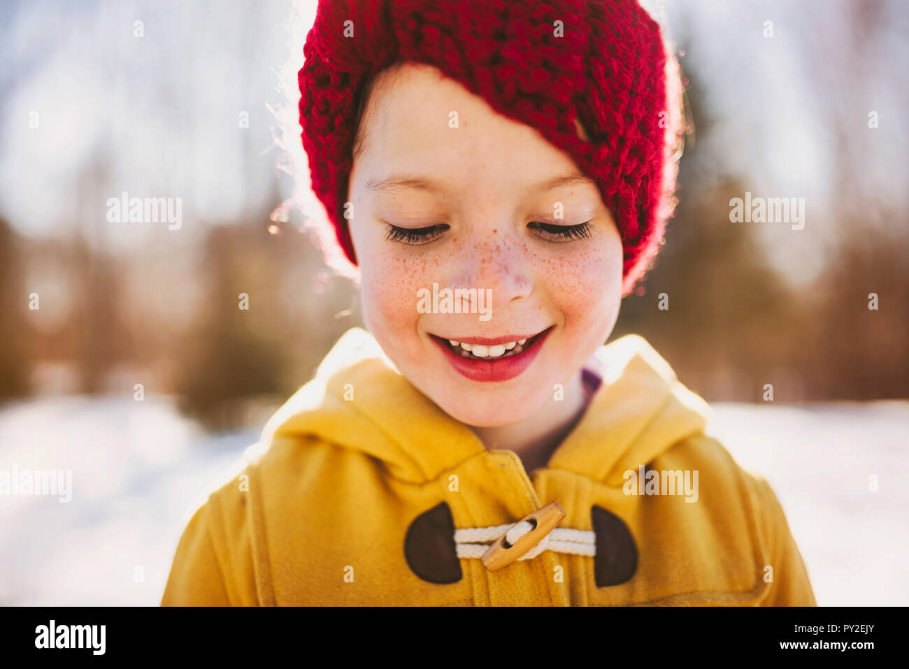 Portrait of a smiling girl wearing a woolly hat, United States Banque D'Images