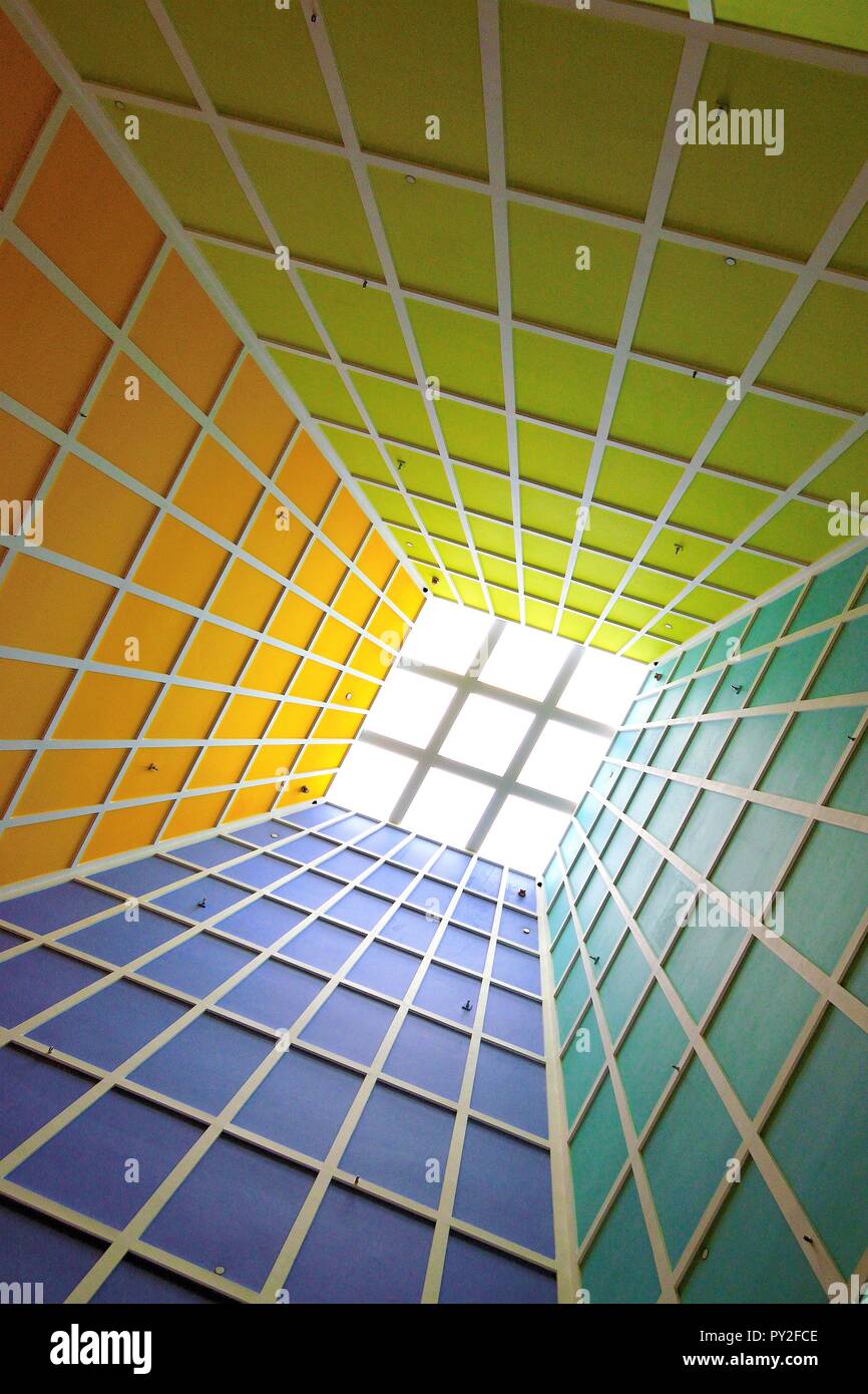 Perspective abstraite du plafond du hall vertical avec puits et strong la géométrie et la symétrie et les couleurs dramatiques comme arrière-plan avec l'espace pour copier Banque D'Images