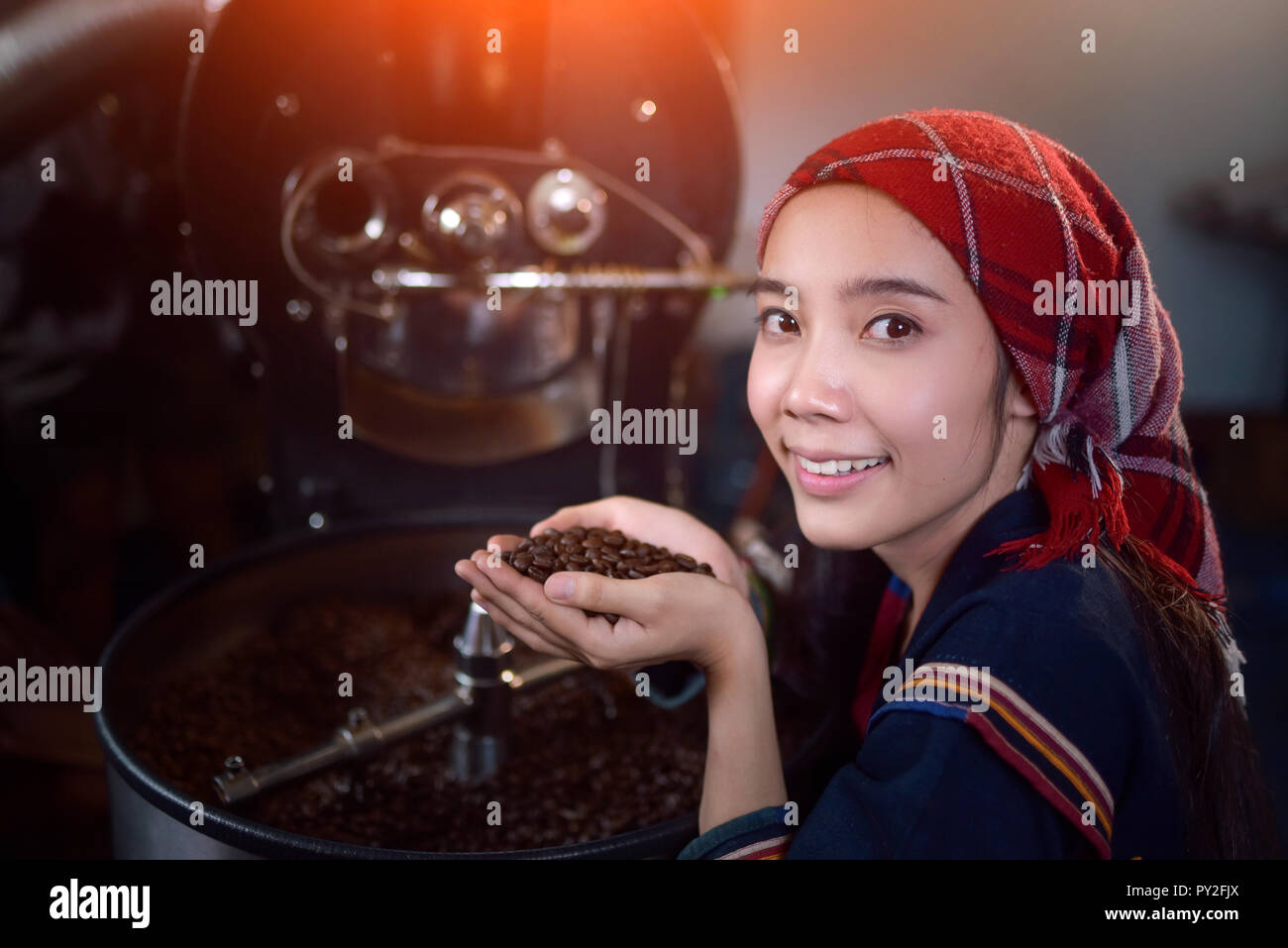 Femme la préparation de café torréfié Banque D'Images