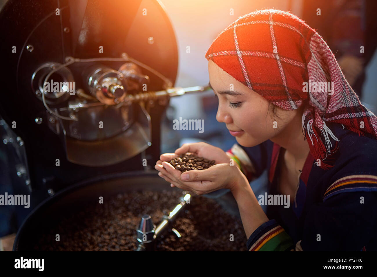Femme la préparation de café torréfié Banque D'Images