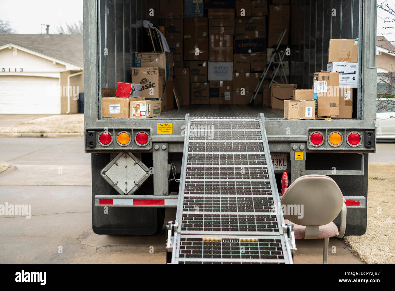 Un camion de déménagement avec rampe de chargement montrant boîtes emballées avant le déménagement. New York, USA Banque D'Images