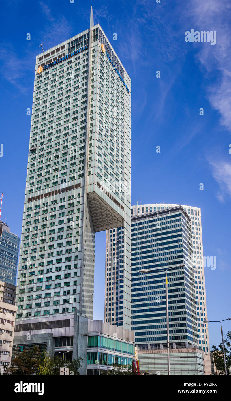Vue sur le Neomodern 45 étage Intercontinental Varsovie avec son characteristiv "cut out", dans l'arrière-plan le centre financier de Varsovie, Varsovie, Banque D'Images