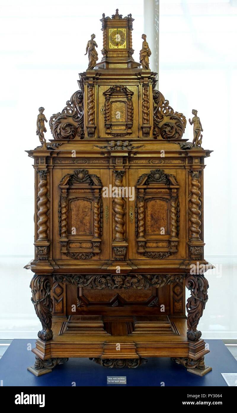 Cabinet-sur-stand avec les figures de Vénus, Cérès, Junon, et Diana, Oberbayern, ch. 1670-1680, bois, noyer, limewood chiffres, bronze Banque D'Images