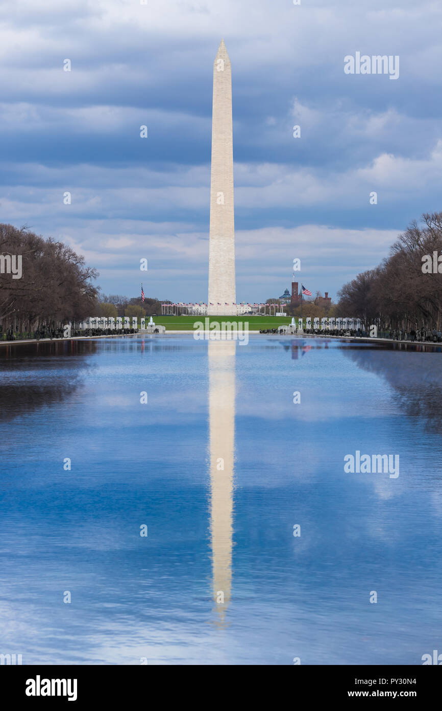 Washington Monument avec réflexion intérieure sur un ciel nuageux ciel bleu jour, Washington DC, USA Banque D'Images
