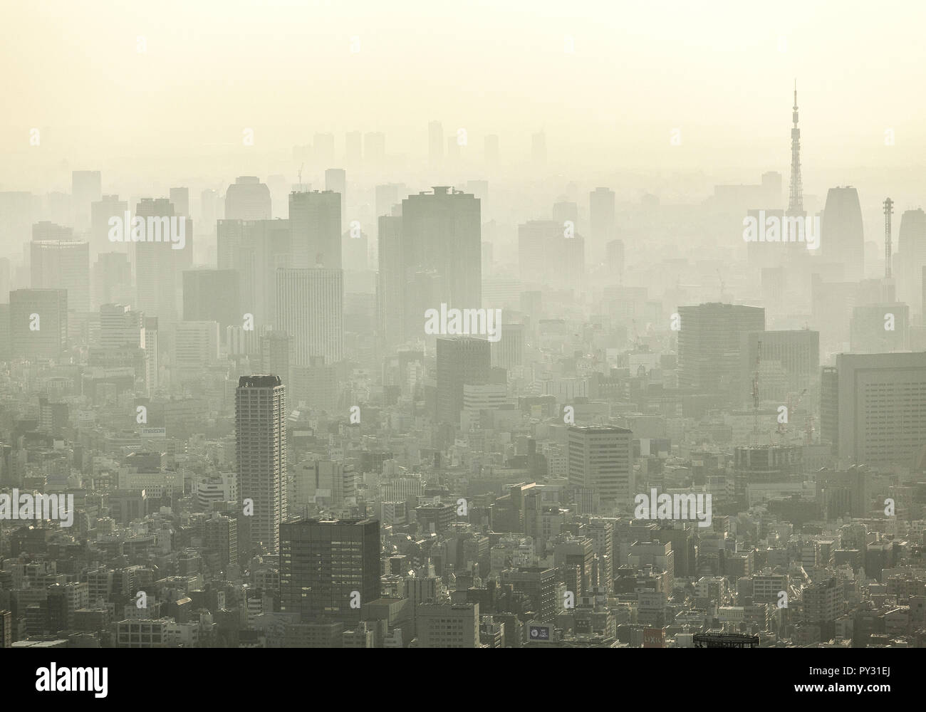 Le smog dans Tokyo, Japon Banque D'Images