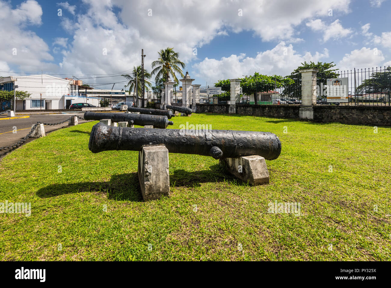 Fort-de-France, Martinique - 19 décembre 2016 : Ancienne cannon sur l'affichage en face du Fort Saint Louis de Fort-de-France, France's Caribbean reports Banque D'Images