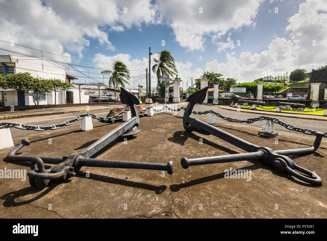 Fort-de-France, Martinique - 19 décembre 2016 : ancres antiques sur l'affichage en face du Fort Saint Louis de Fort-de-France, France's Caribbean sur Banque D'Images