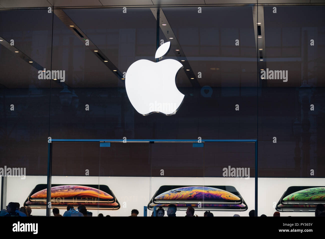 Portland, OR / USA - 7 octobre 2018 : Apple store avec le logo et iphoneX annonces. Banque D'Images