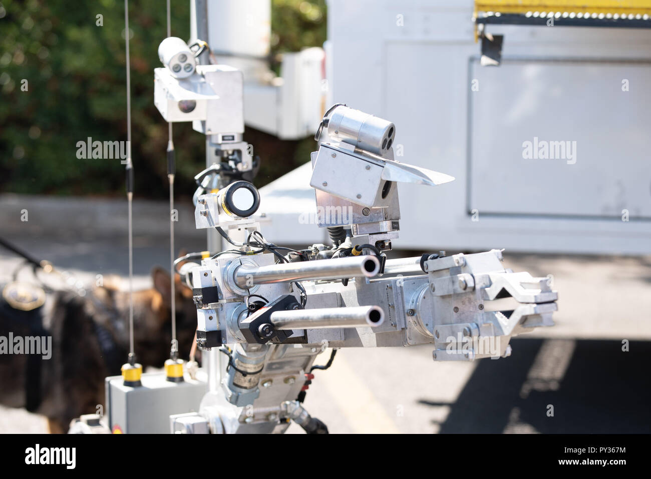 Le désamorçage de bombe militaire avec robot chien de berger dans l'arrière-plan. Banque D'Images