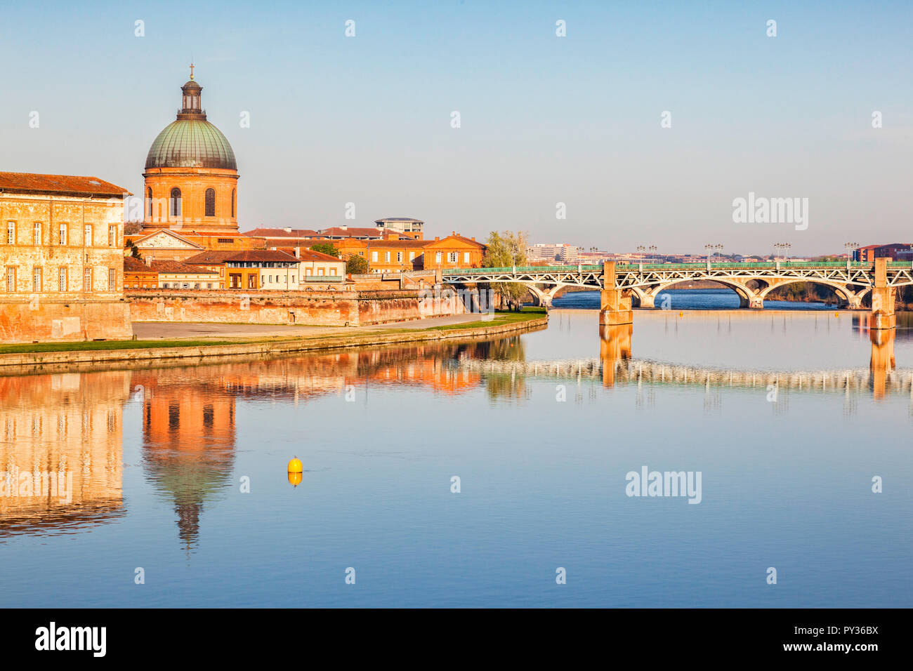 Le Pont Saint Pierre et le dôme de l'Hôpital Grace de la refléter, dans la Garonne, Toulouse, Banque D'Images