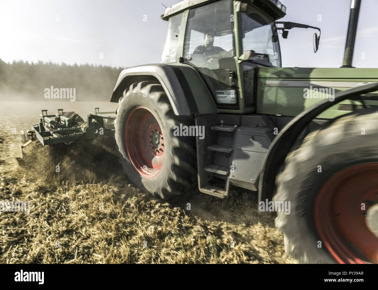 Pfluegen beim Traktor auf Acker Banque D'Images