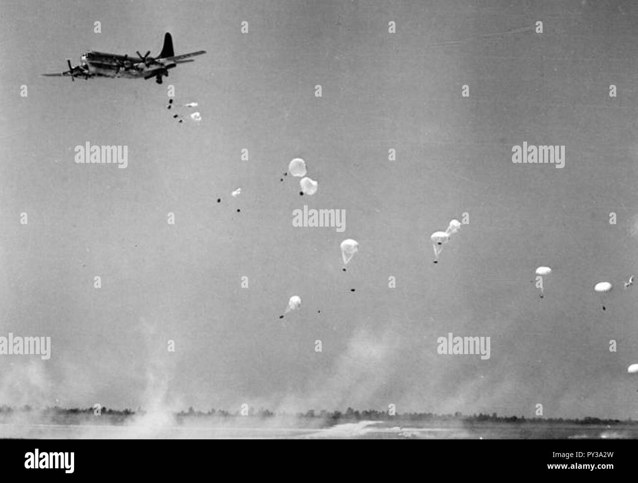 C-97 chute parabundles à Eglin AFB 1950. Banque D'Images