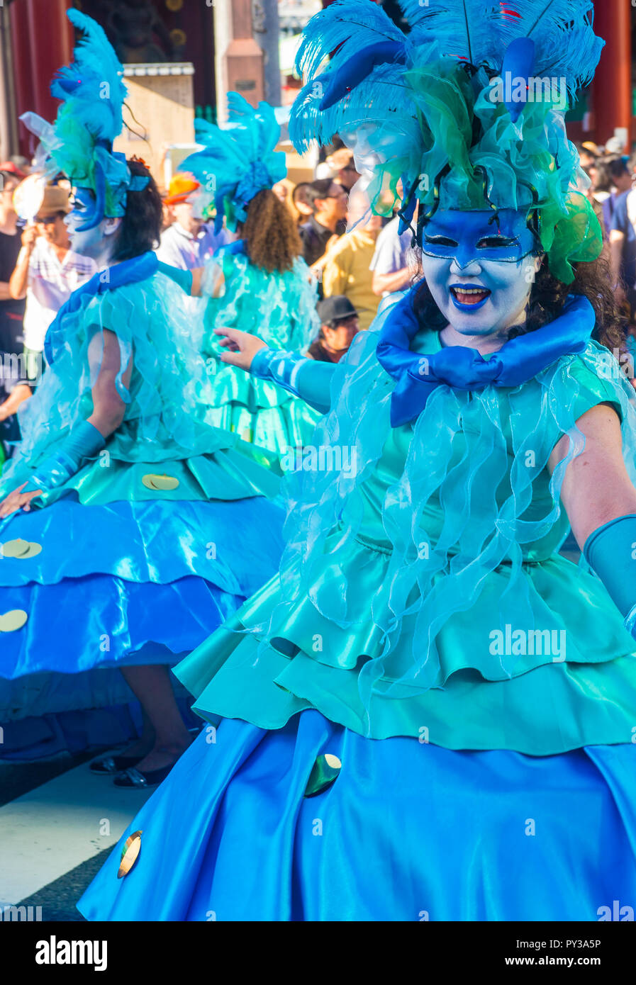 Participants au carnaval Asakusa samba à Tokyo, Japon Banque D'Images