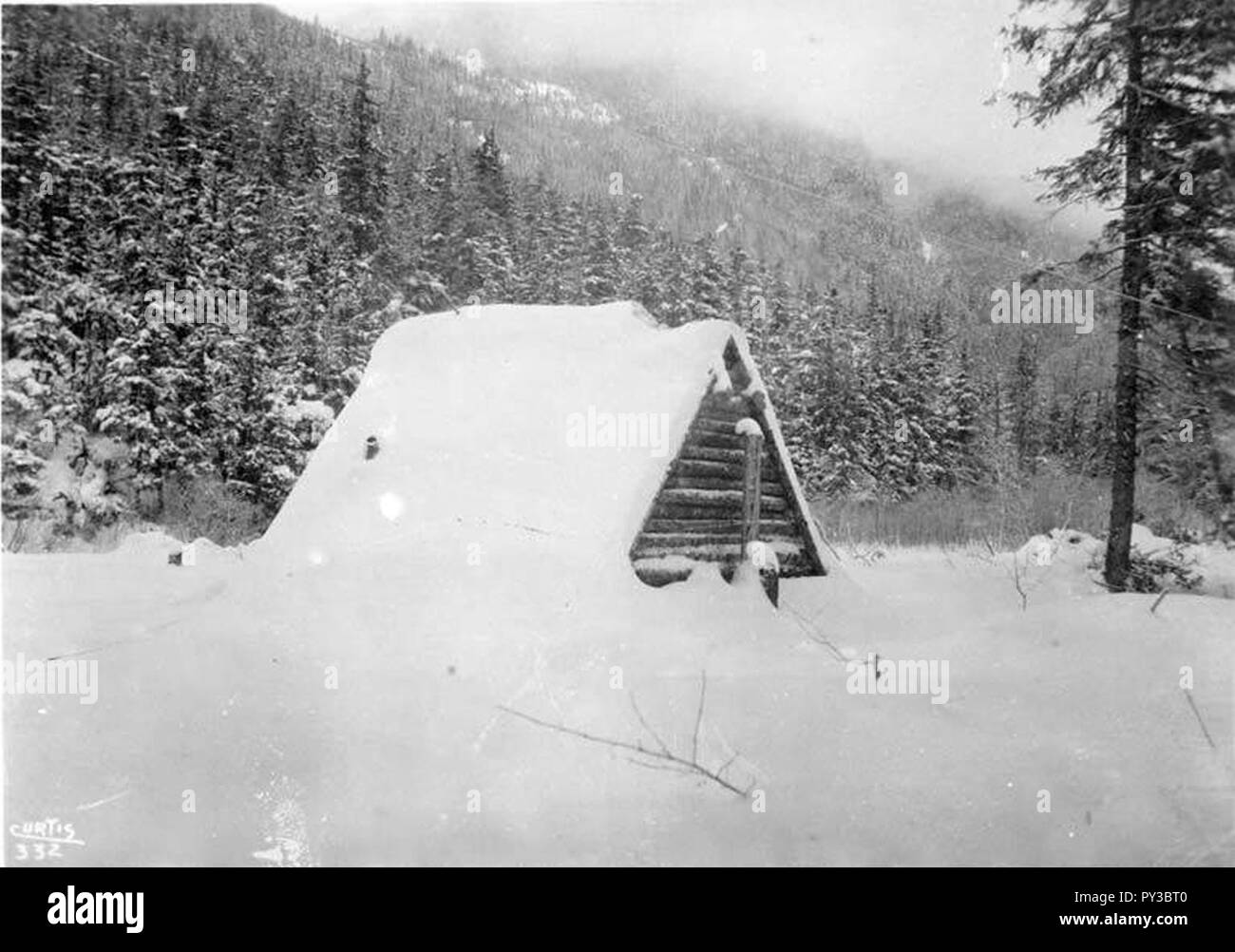 Montagne couverte de neige près de la Piste-chilkoot Sheep Camp ca 1898 Curtis (1823). Banque D'Images