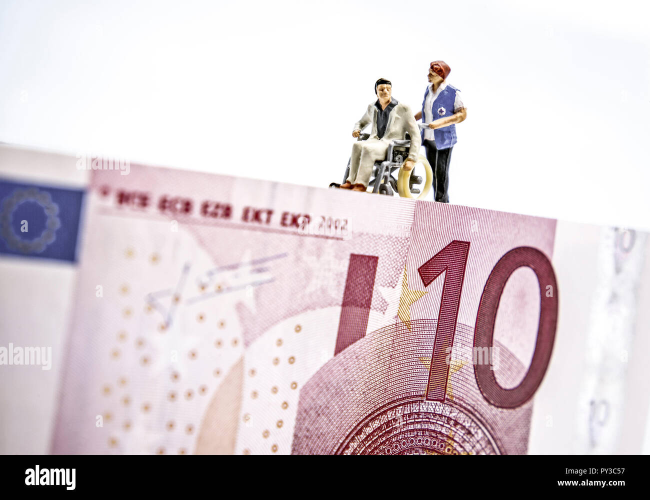 Rollstuhlfiguerchen Euro-Schein wird auf 10-geschoben Banque D'Images