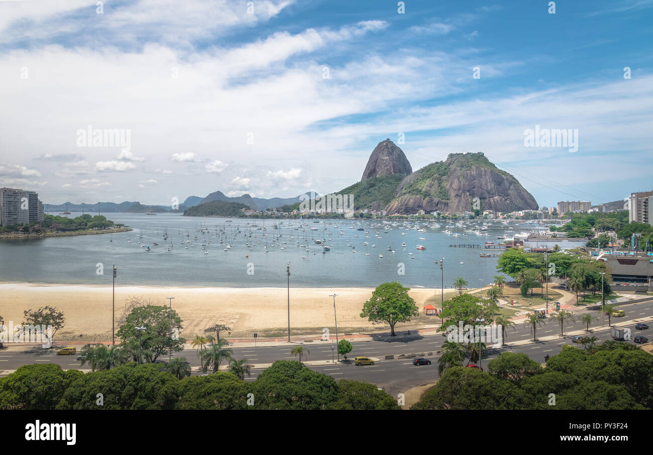 Vue aérienne de Botafogo, Baie de Guanabara et le Pain de Sucre - Rio de Janeiro, Brésil Banque D'Images