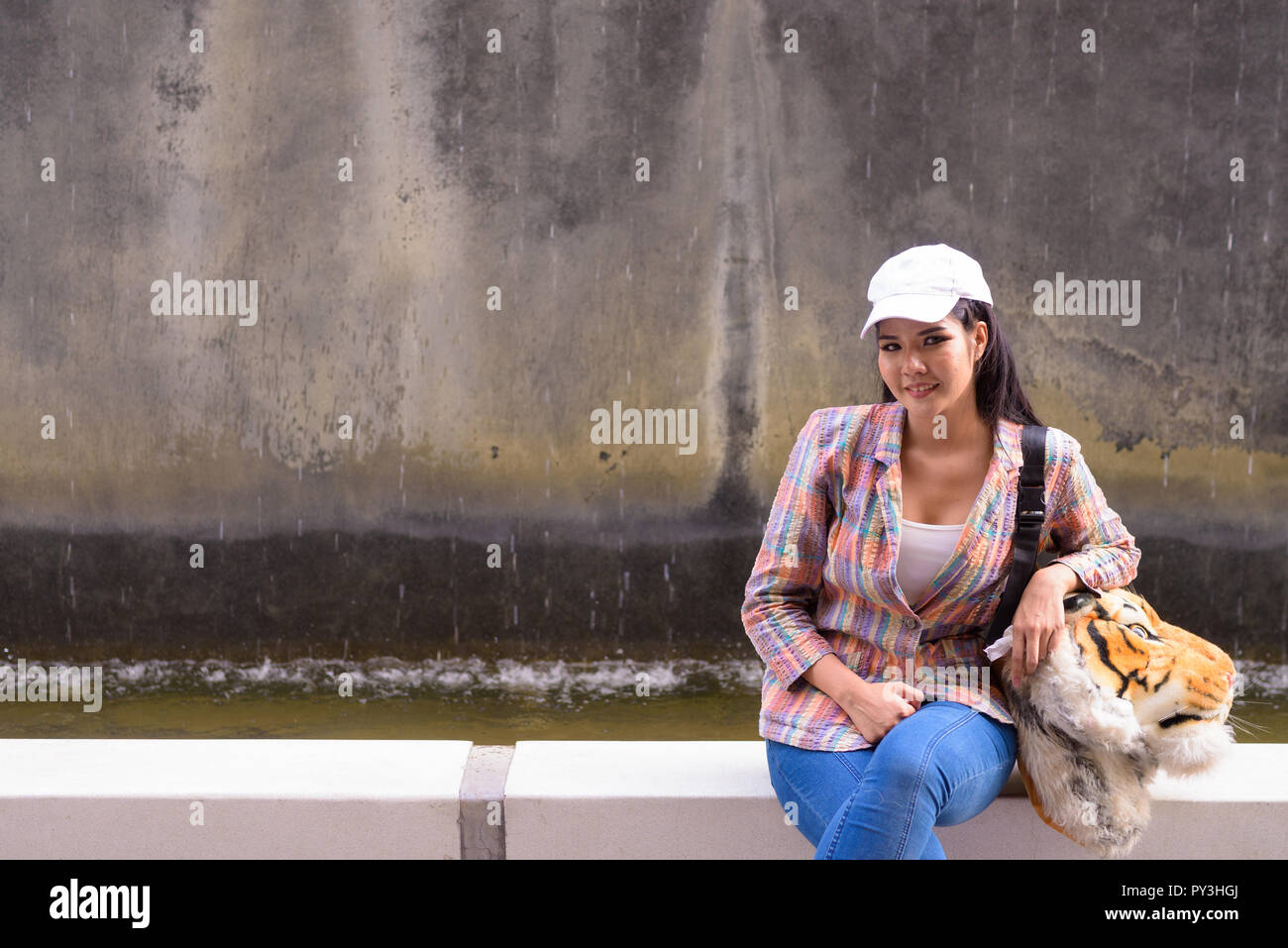 Portrait de jeune femme assise à l'extérieur belle asiatique Banque D'Images