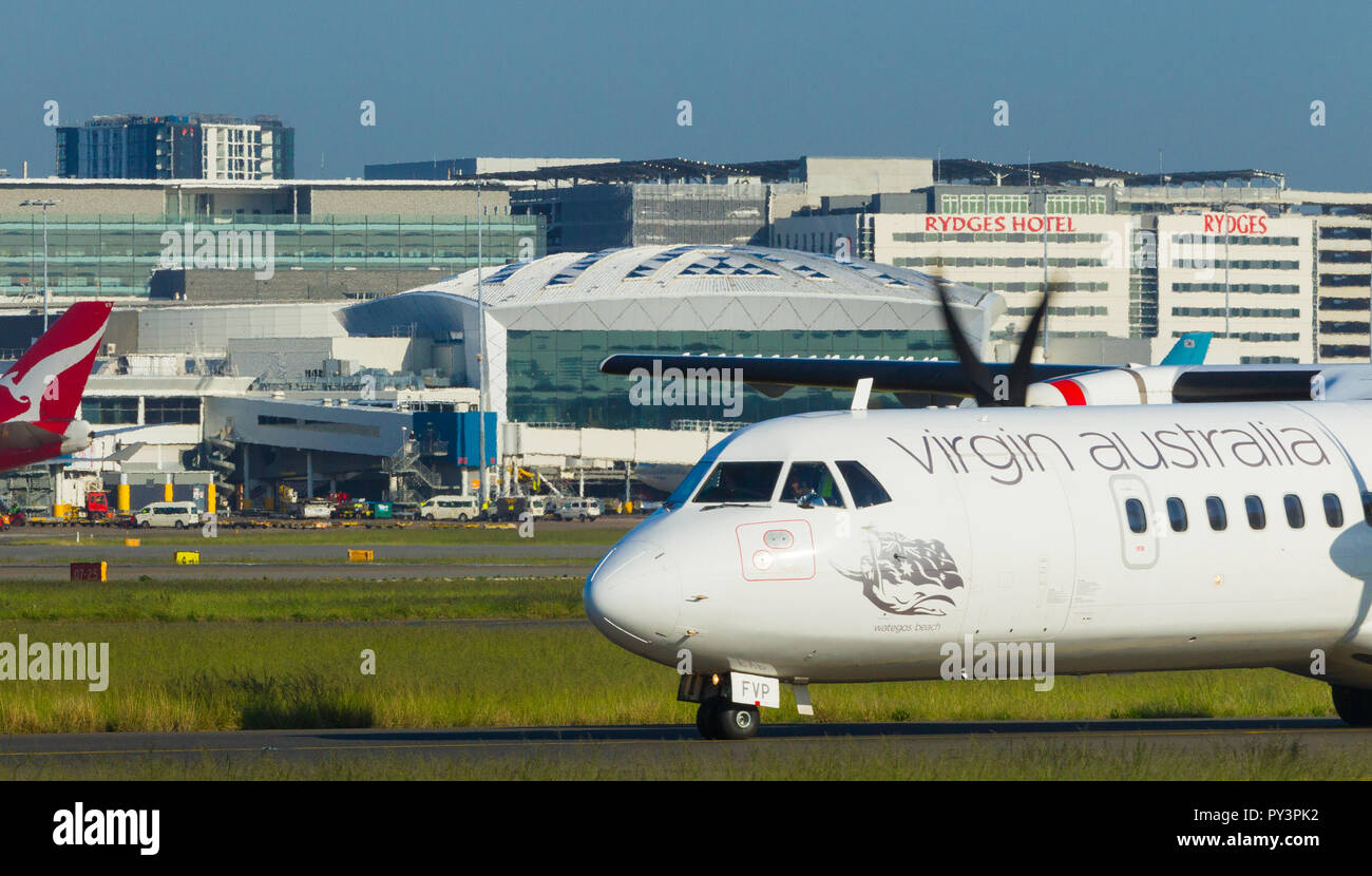 Détail de Sydney Kingsford Smith) (Aéroport de Sydney, en Australie, à l'égard du Terminal International à l'ouest de l'aéroport. Sur la photo : un avion Virgin Australia à taxying s'écarter de la piste nord-sud parallèle 16L/34R. Banque D'Images