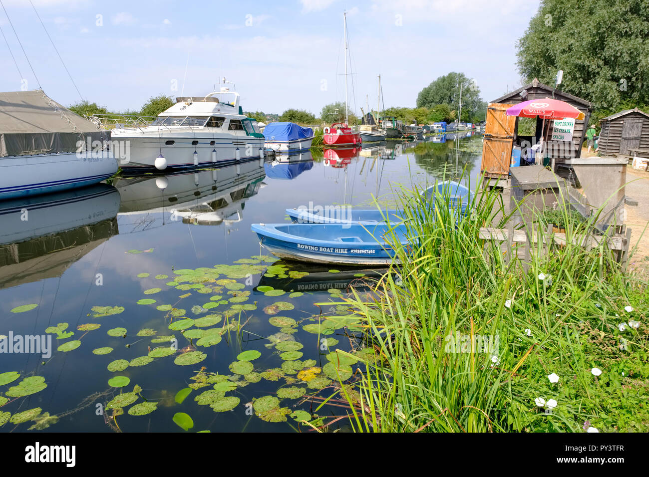 Bateaux amarrés sur le Chelmer et navigation Blackwater/canal près de Heybridge Basin, Essex. Voies d'Essex Banque D'Images