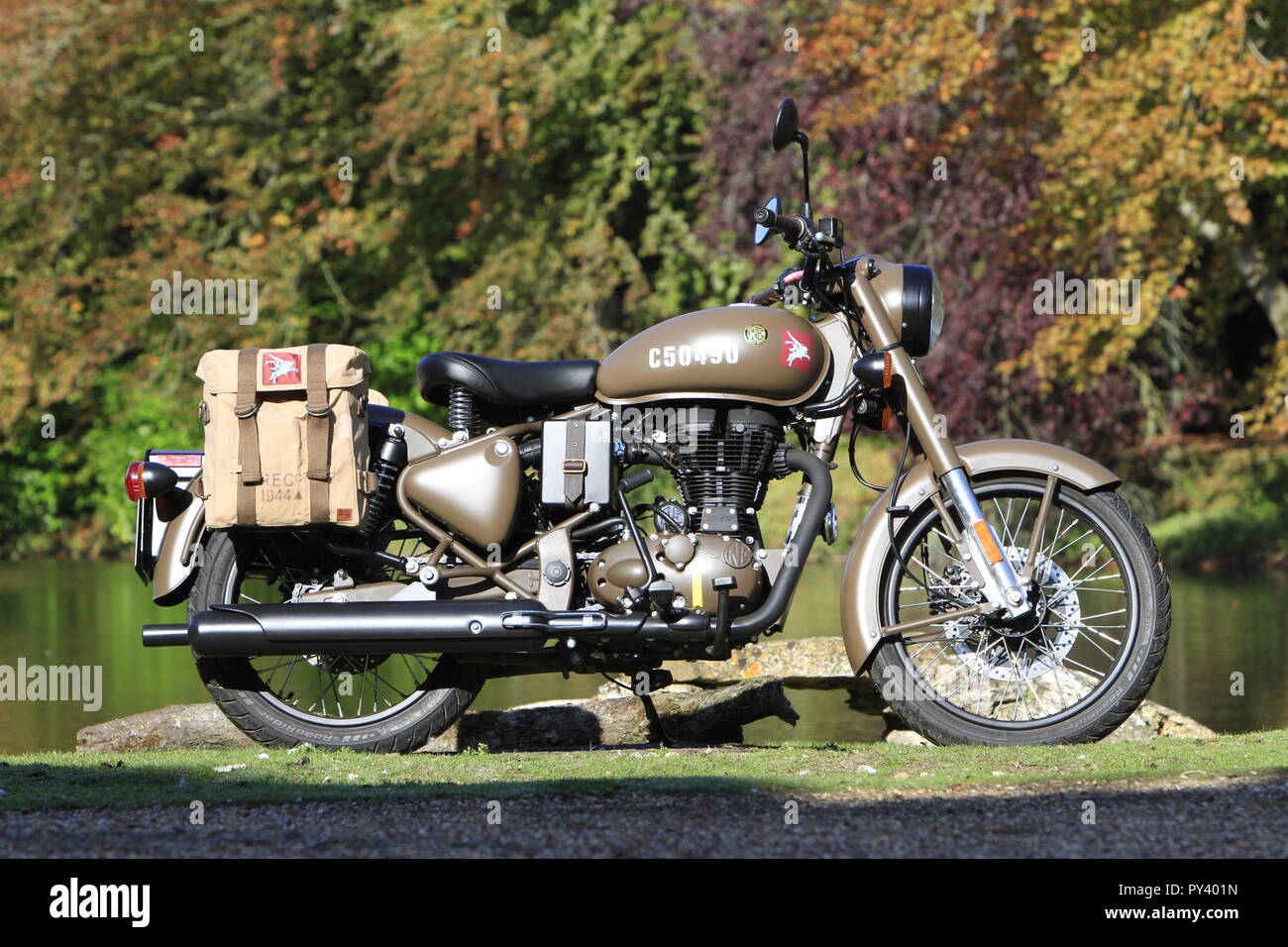 Royal Enfield Pegasus les arbres d'automne quitte l'armée de l'air d'or jour j aux puces moto Camouflage la seconde guerre mondiale Banque D'Images