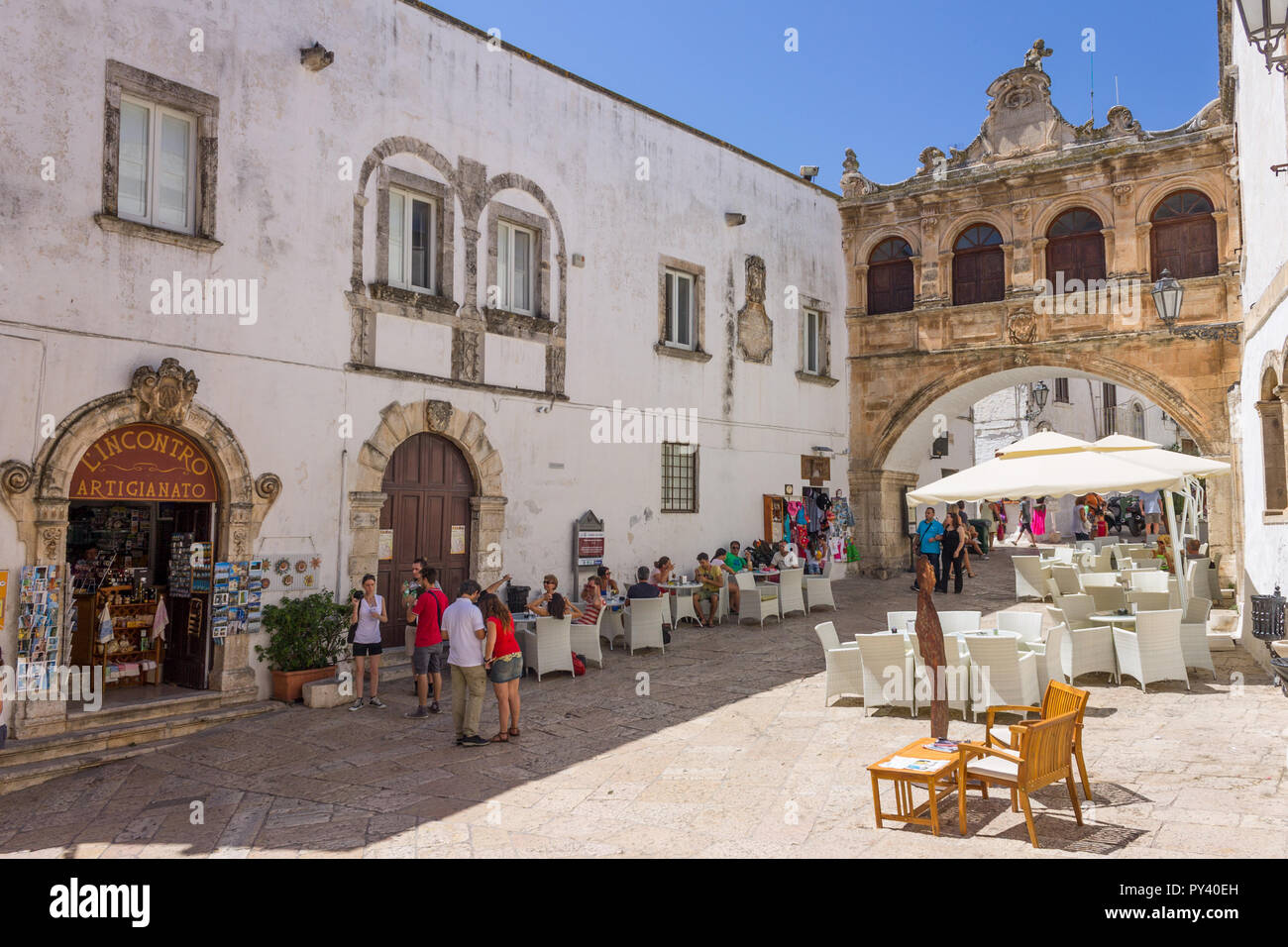 Italie, Pouilles, Ostuni, Largo Trinchera, Arco Scoppa Banque D'Images