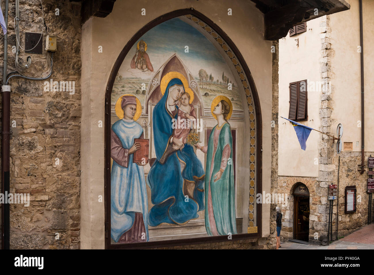 Ancienne peinture religieuse sur le mur de la rue, ville de San Gimignano, Toscane, Italie Banque D'Images