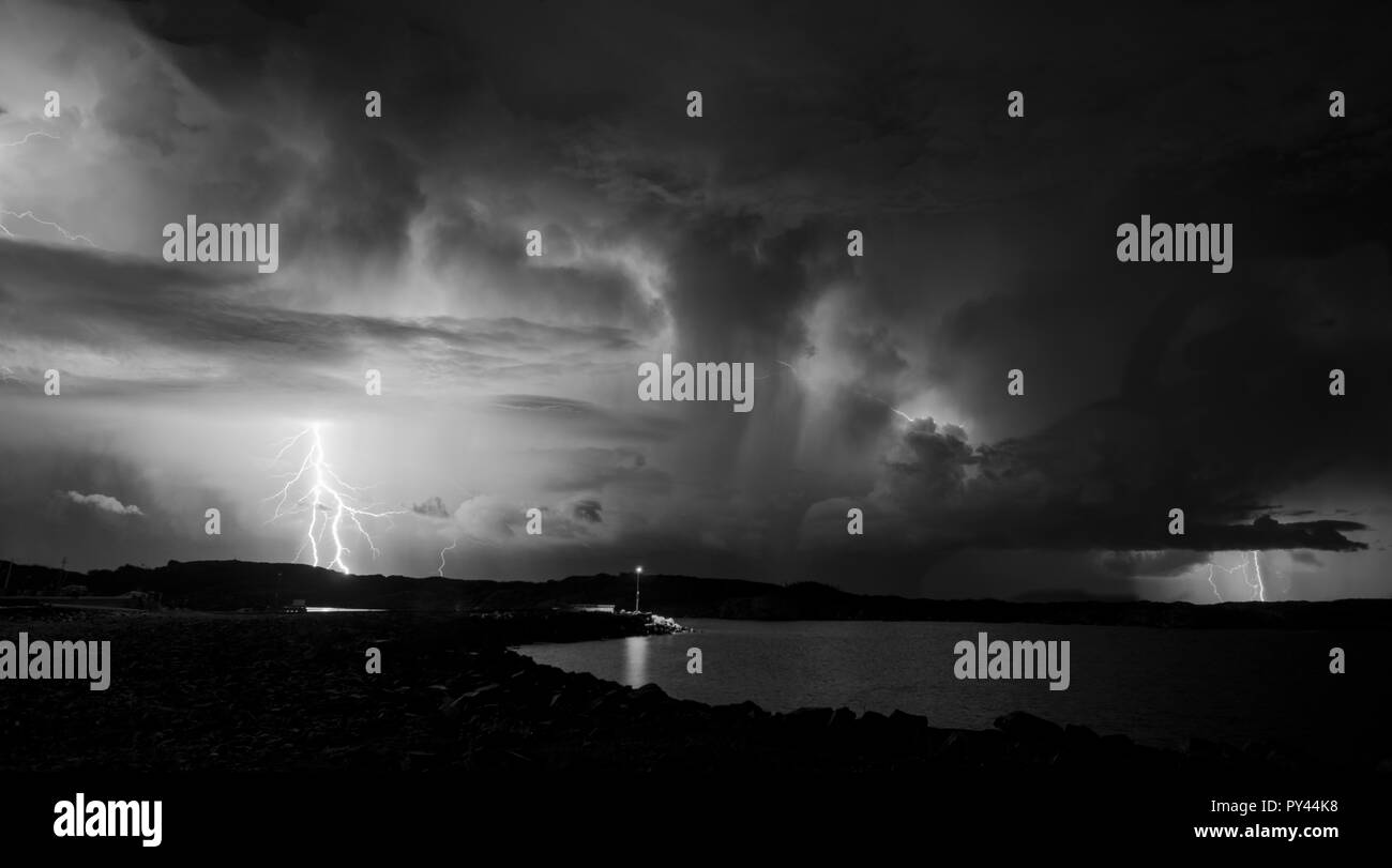Un orage, également connu sous le nom d'un orage, orage, orage ou une tempête, est caractérisé par la présence de l'éclair et son ac Banque D'Images
