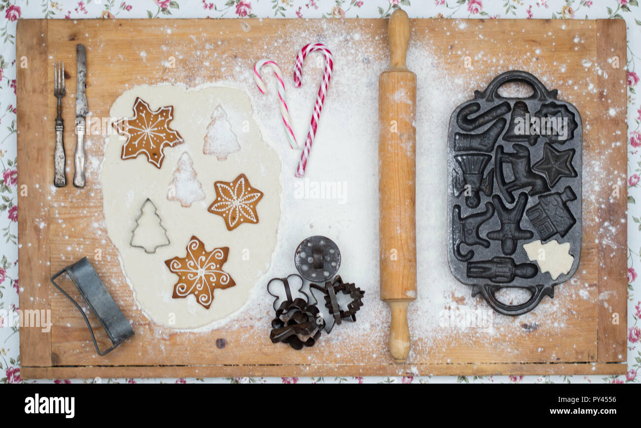 Ancienne bouilloire d'épices Biscuits sur table en bois avec des antiquités Banque D'Images