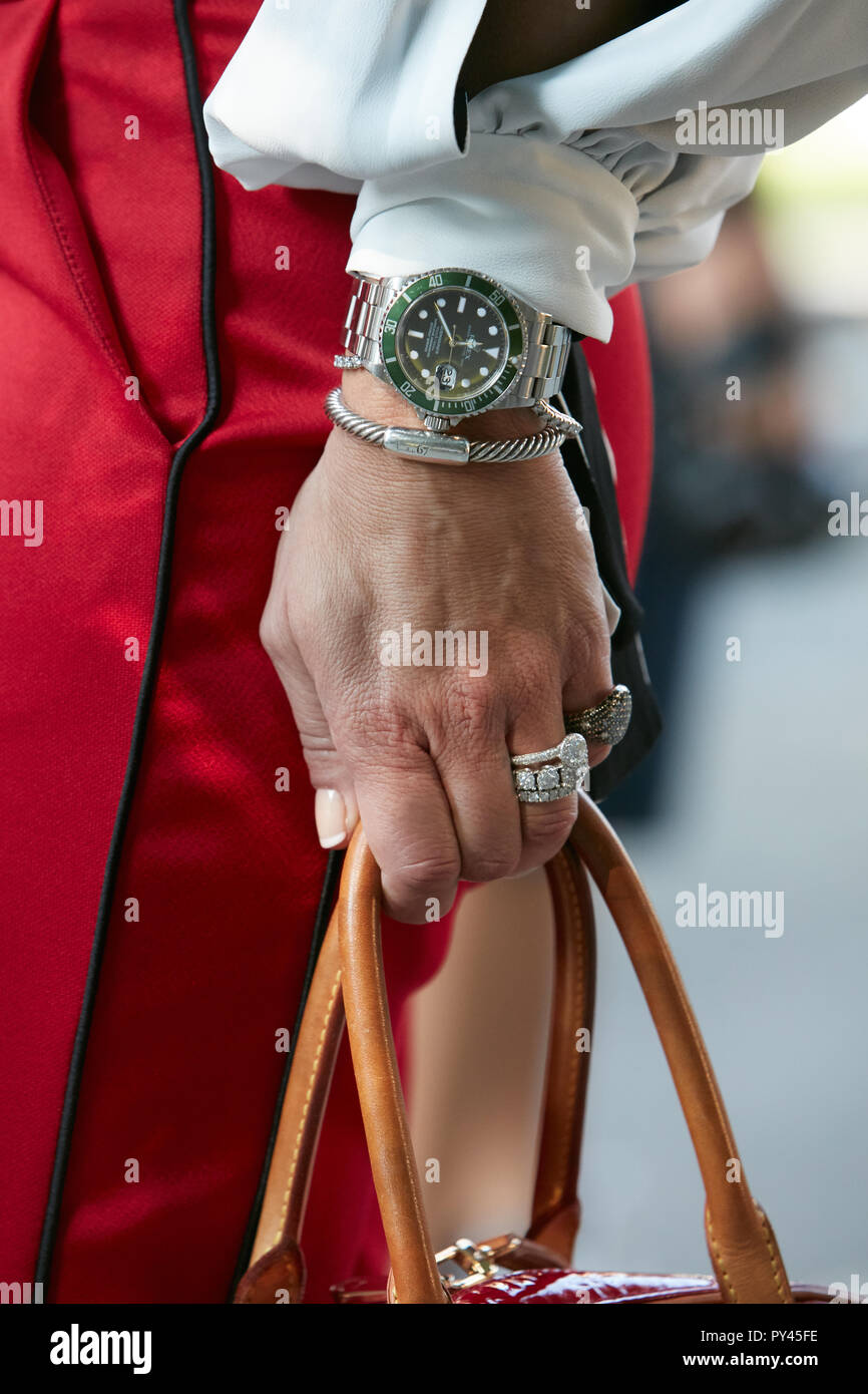 MILAN, ITALIE - 23 septembre 2018 : Femme Rolex Submariner watch et  pantalon rouge avant de Giorgio Armani fashion show, Milan Fashion Week str  Photo Stock - Alamy