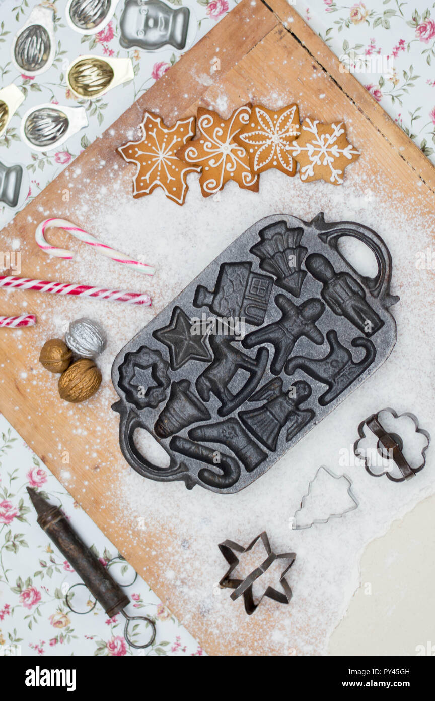 Ancienne bouilloire d'épices Biscuits sur table en bois avec des antiquités Banque D'Images