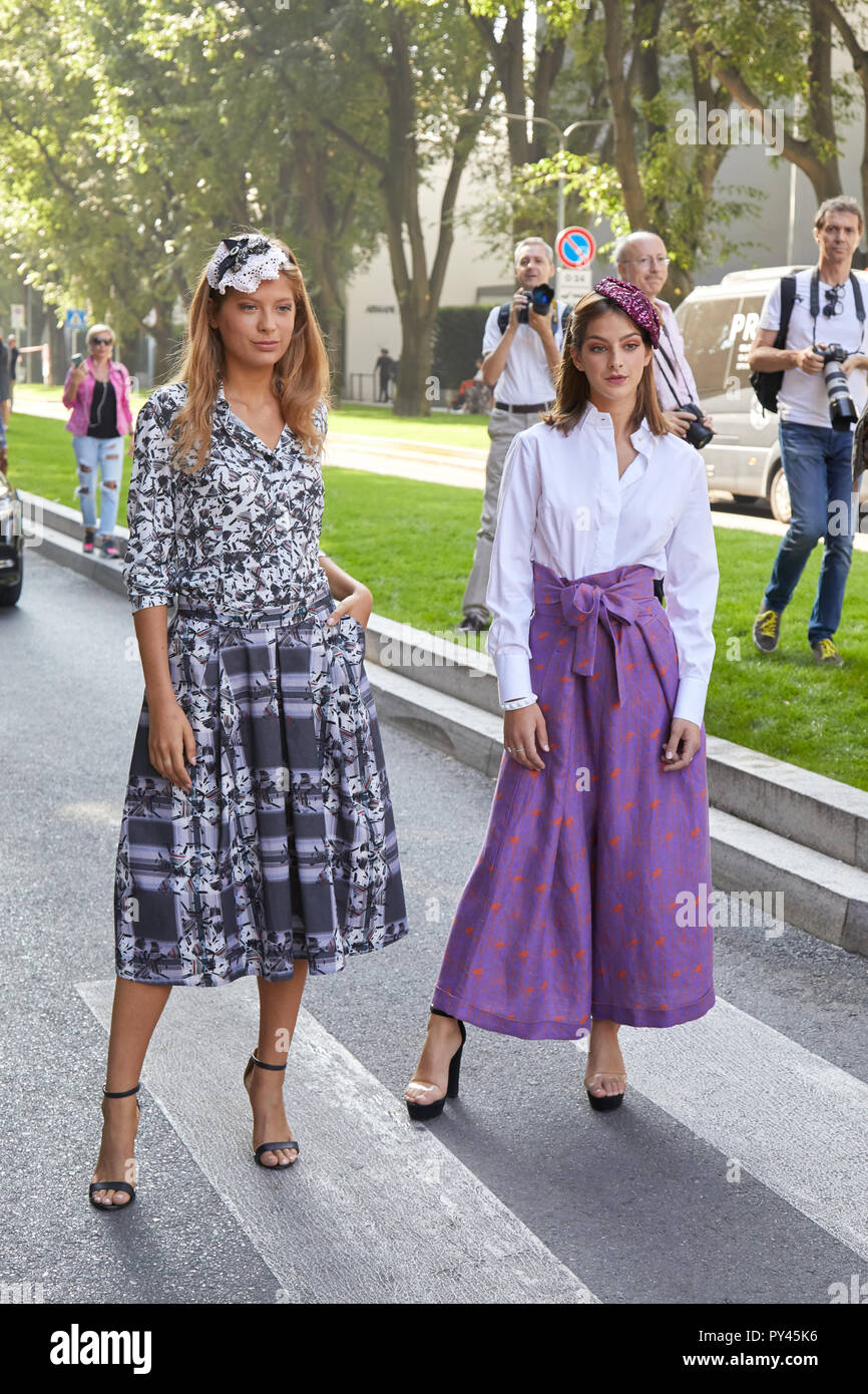MILAN, ITALIE - 23 septembre 2018 : les femmes de noir et de blanc et violet  robe jupe avant de Giorgio Armani fashion show, Milan Fashion Week street  sty Photo Stock - Alamy