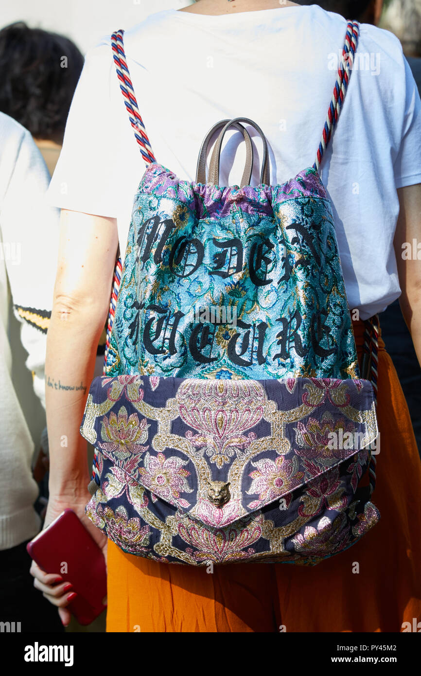 MILAN, ITALIE - 23 septembre 2018 : Femme avec Gucci sac à dos avec motif floral avant de Giorgio Armani fashion show, Milan Fashion Week street style ? Banque D'Images