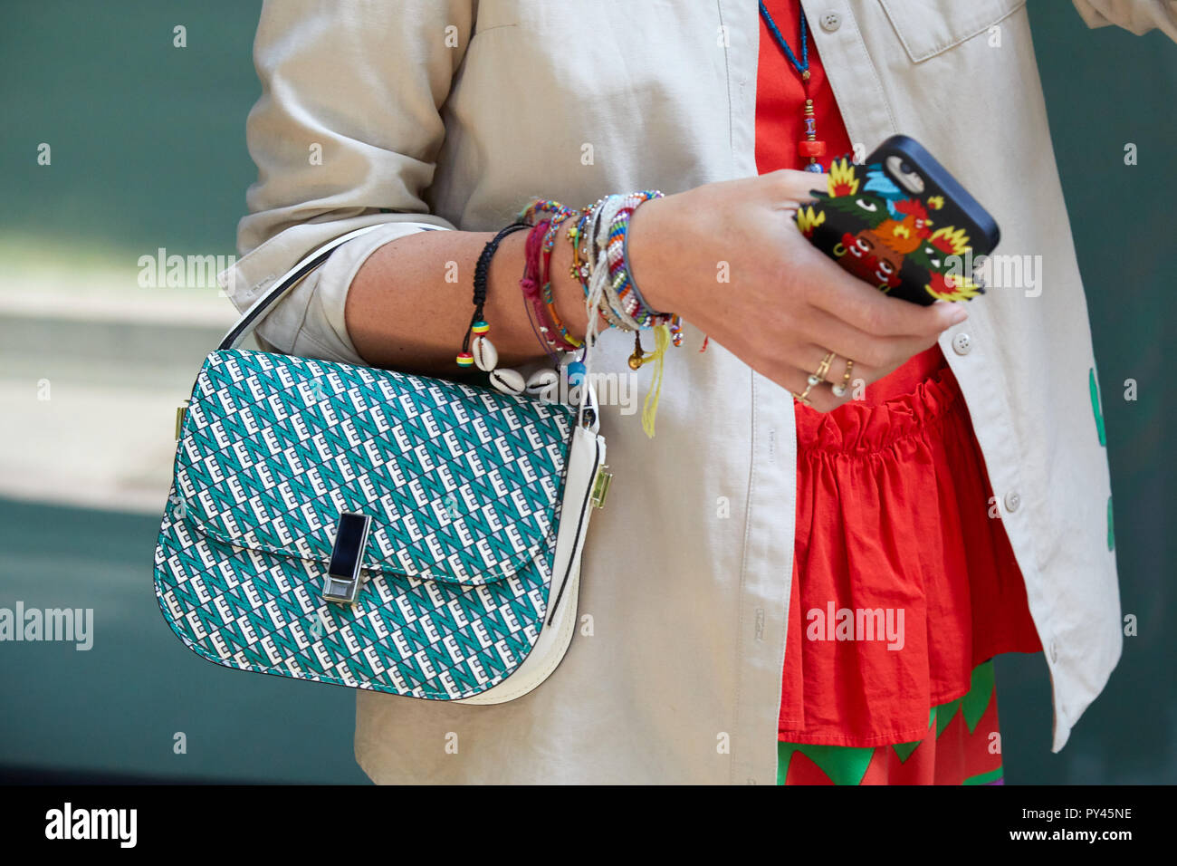 MILAN, ITALIE - 23 septembre 2018 : Femme avec sac bleu et blanc, bracelets  colorés et chemise rouge avant de Giorgio Armani fashion show, la Mode  Milan W Photo Stock - Alamy