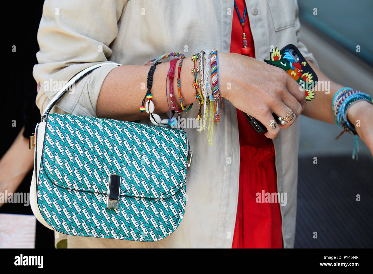 MILAN, ITALIE - 23 septembre 2018 : Femme avec sac blanc et bleu bracelets colorés, et robe rouge avant de Giorgio Armani fashion show, la Mode Milan W Banque D'Images