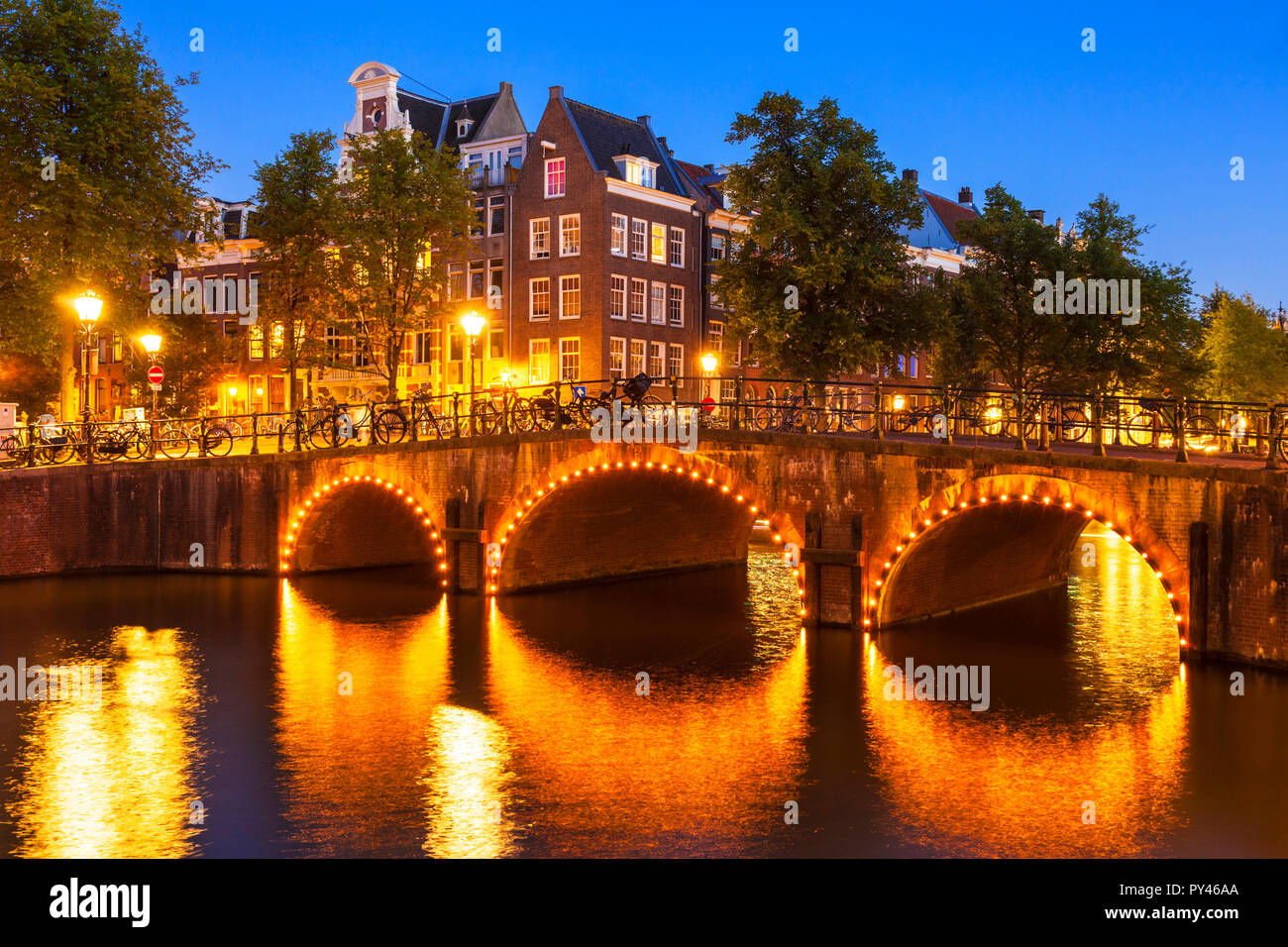 Amsterdam canal lumineux Pont sur canal Keizergracht et Leliegracht bridge Amsterdam Hollande Pays-bas eu Europe Banque D'Images