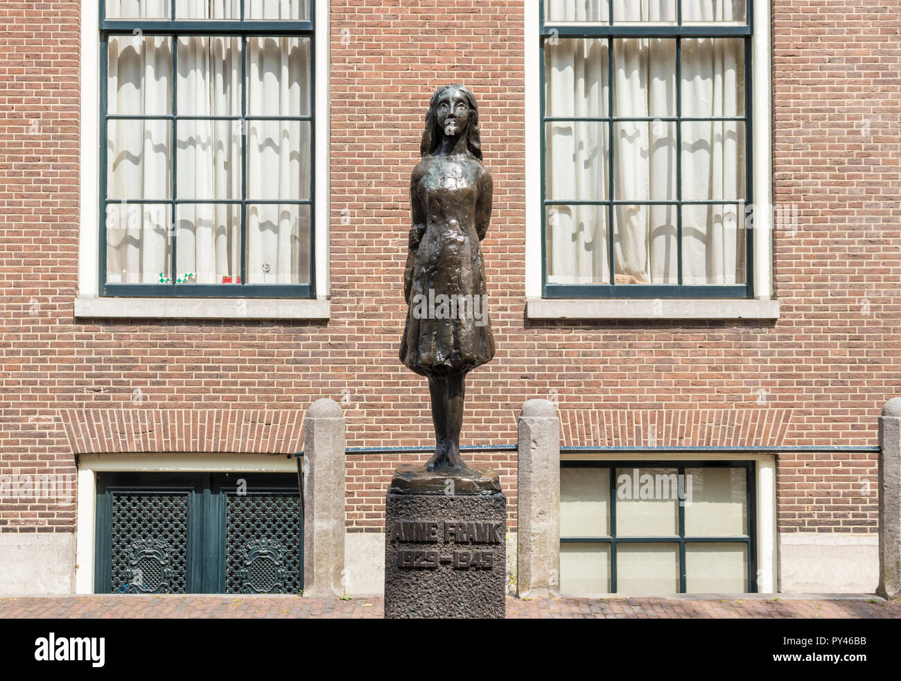 Statue d'Anne Frank d'Amsterdam statue sur Westerkerk plaza au coin de l'Anne Frank House Museum Amsterdam Hollande Pays-bas eu Europe Banque D'Images