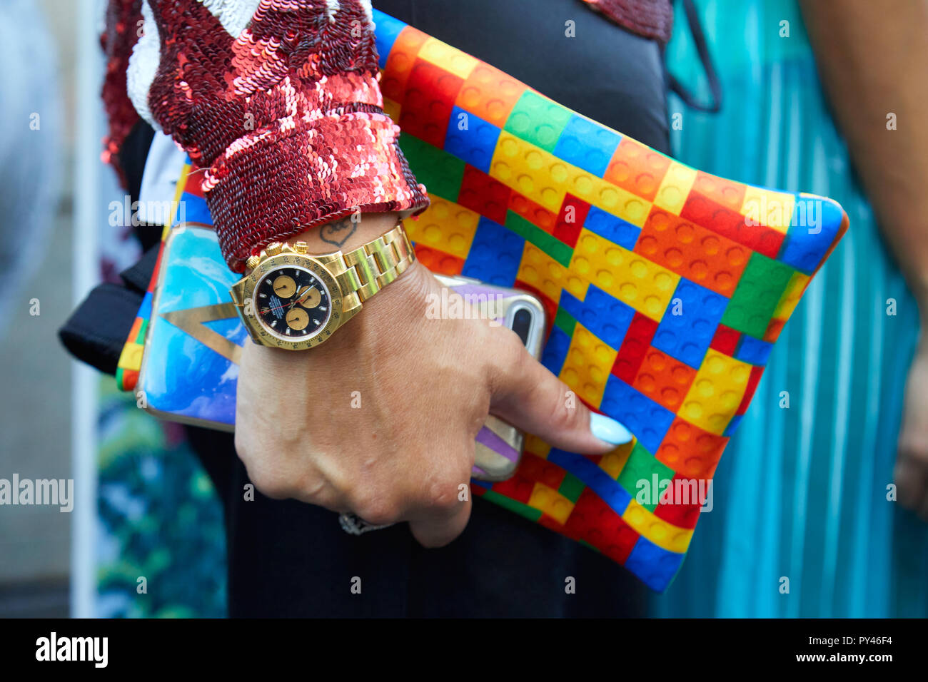 MILAN, ITALIE - 23 septembre 2018 : Femme avec chronographe Rolex Daytona  or paillette rouge, veste et sac avec des briques en plastique coloré avant  de Cristian Photo Stock - Alamy