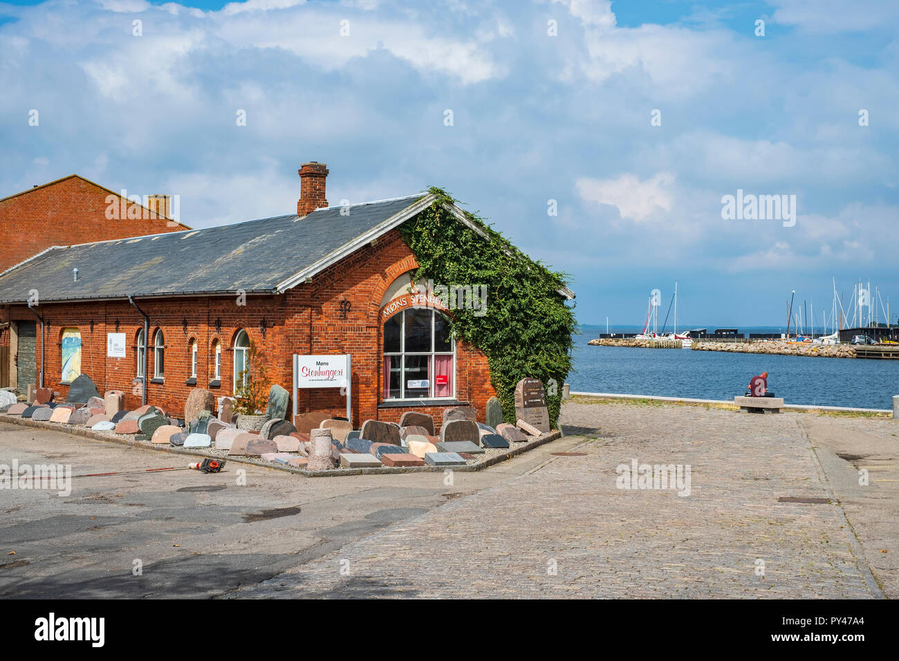 Les petits bâtiments industriels dans le port de Durres, île de Møn, Danemark, Scandinavie, l'Europe. Banque D'Images