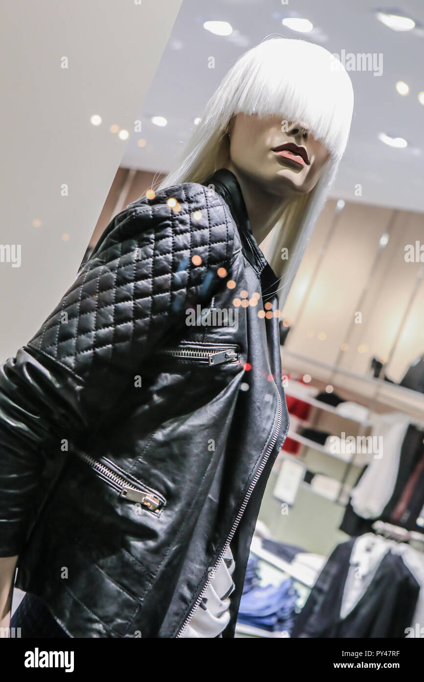 Mannequin féminin dans des vêtements à la mode dans la boutique show-window Banque D'Images