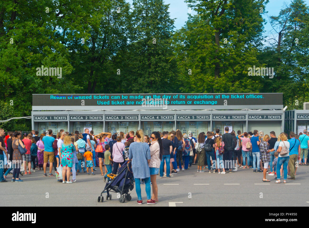 File d'attente pour le bureau de vente des billets, la Place Dvortsovaya ploschad, Palace, Peterhof, près de Saint-Pétersbourg, Russie Banque D'Images