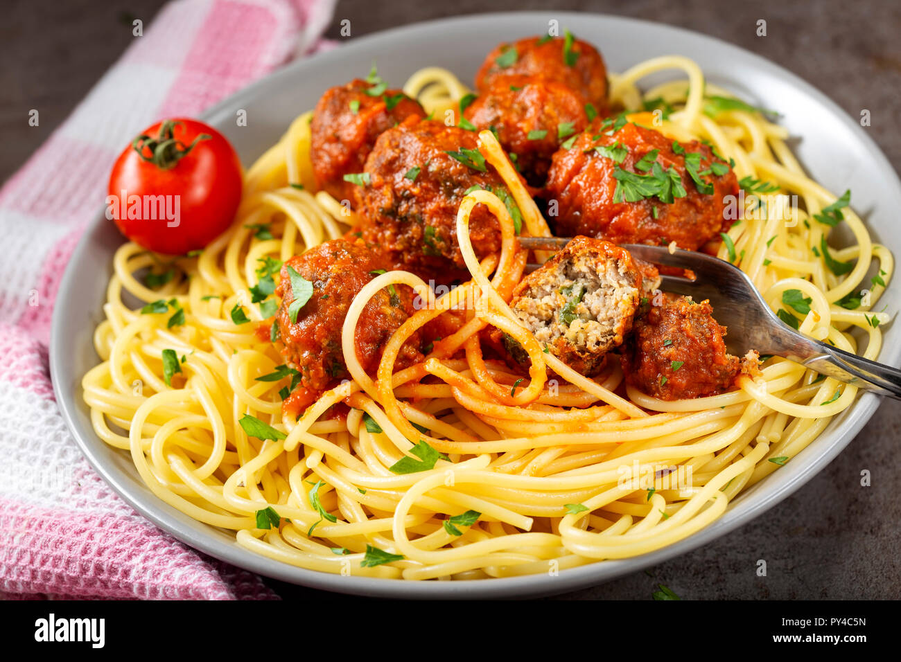 Spaghetti aux Boulettes de boeuf et de porc et sauce tomate avec une fourchette Banque D'Images