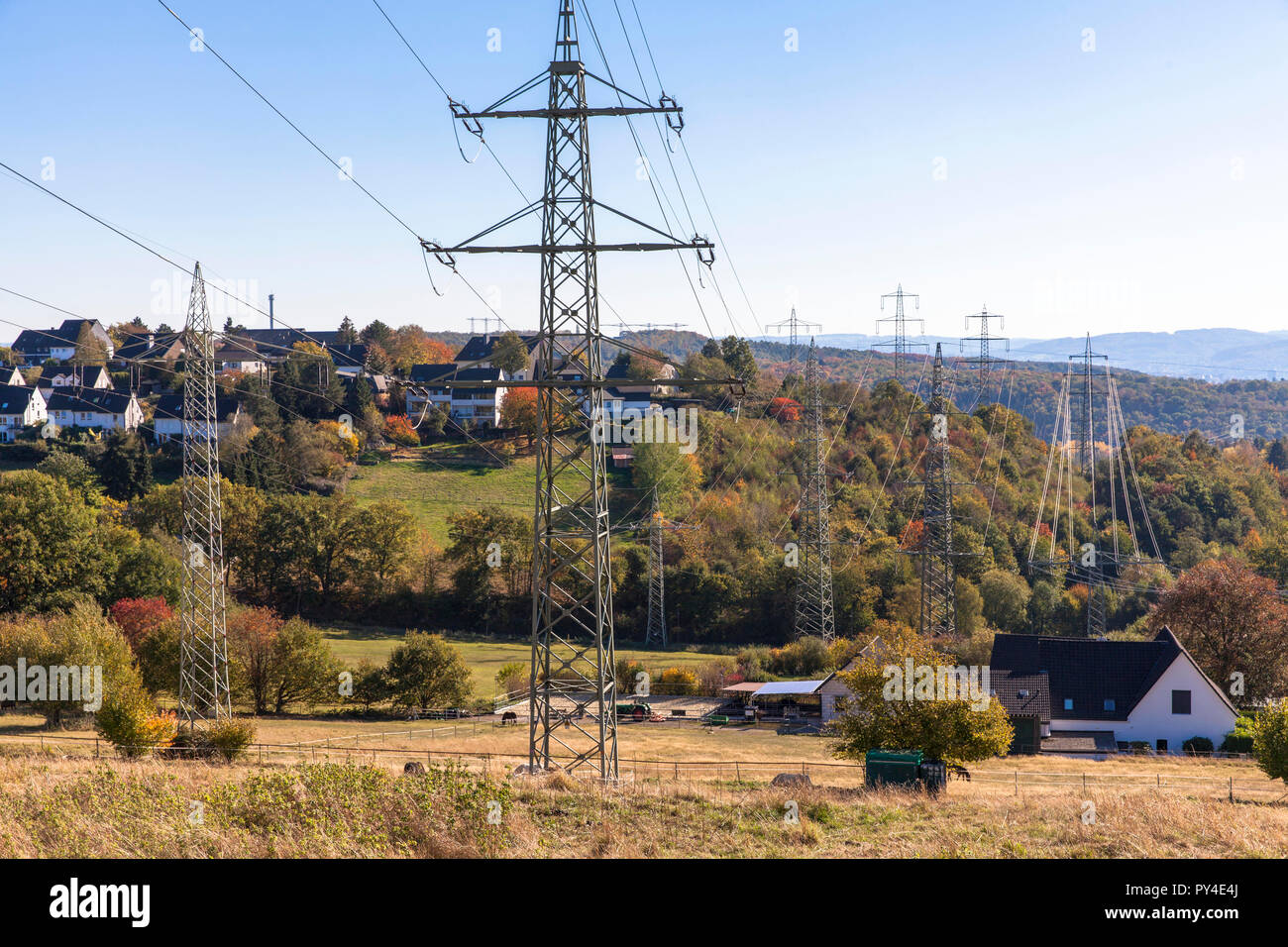 Pylônes à haute tension à Herdecke, ici l'opérateur de réseau Amprion permettra d'élargir la route à 380 kilovolts, ce qui a conduit à des protestations parmi les af Banque D'Images