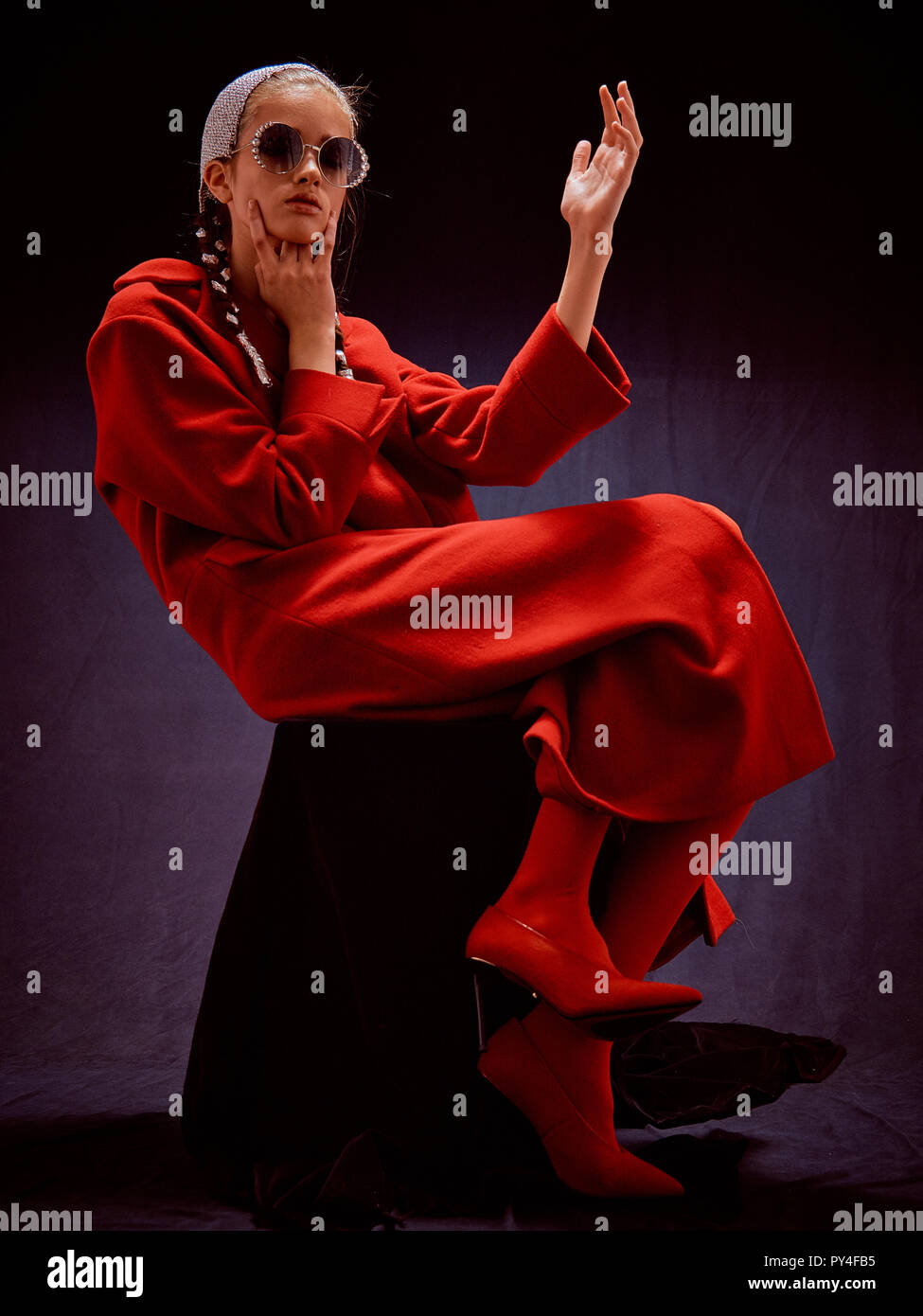 Belle jeune fille joue dans un projet créatif de différentes façons. La jeune fille vêtements de grands couturiers. Banque D'Images