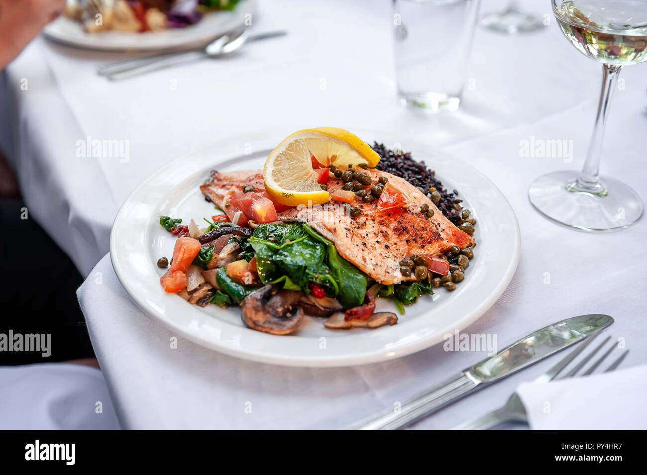 La truite rouge rubis avec riz et légumes. Banque D'Images