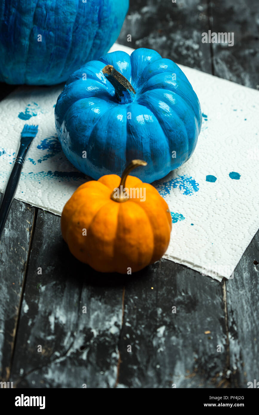 Faire vous-même, peinture Halloween pumpkins en bleu Banque D'Images