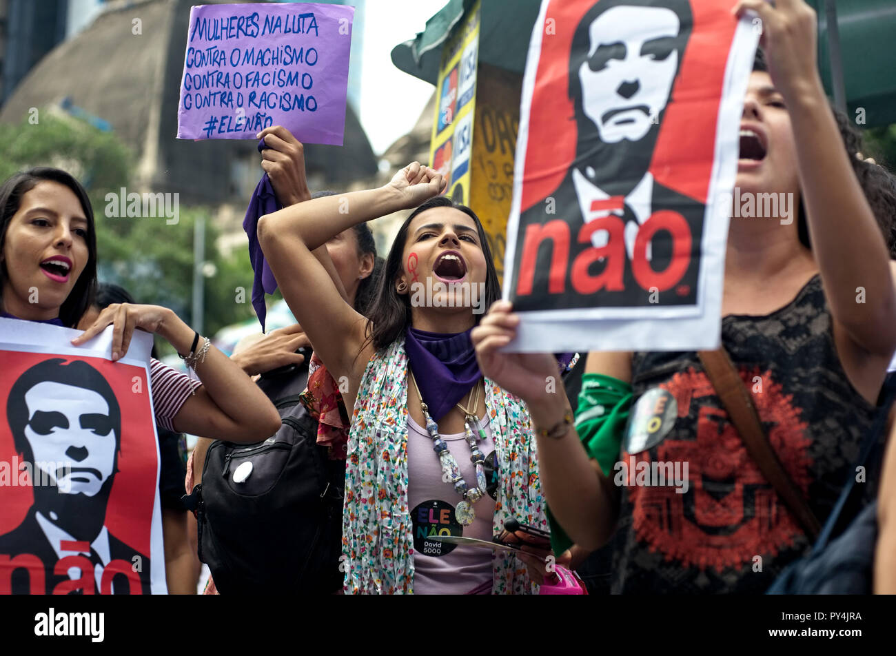 Rio de Janeiro - le 29 septembre 2018 : les femmes tenue signe à lire 'Ele Nao," ou "pas lui", pour protester contre le candidat présidentiel d'extrême droite, Bolsonaro Banque D'Images