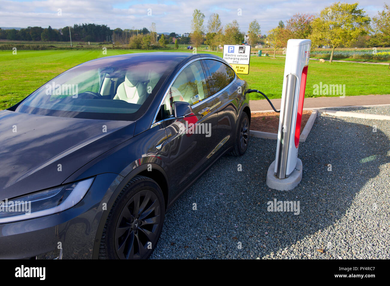 Voiture de charge à Tesla. Point de recharge électrique, UK Banque D'Images