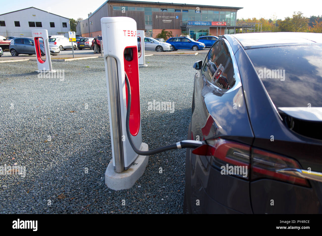 Voiture de charge à Tesla. Point de recharge électrique, UK Banque D'Images